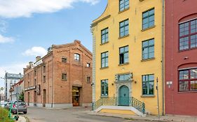 Historical Townhouse By Blue Mandarin